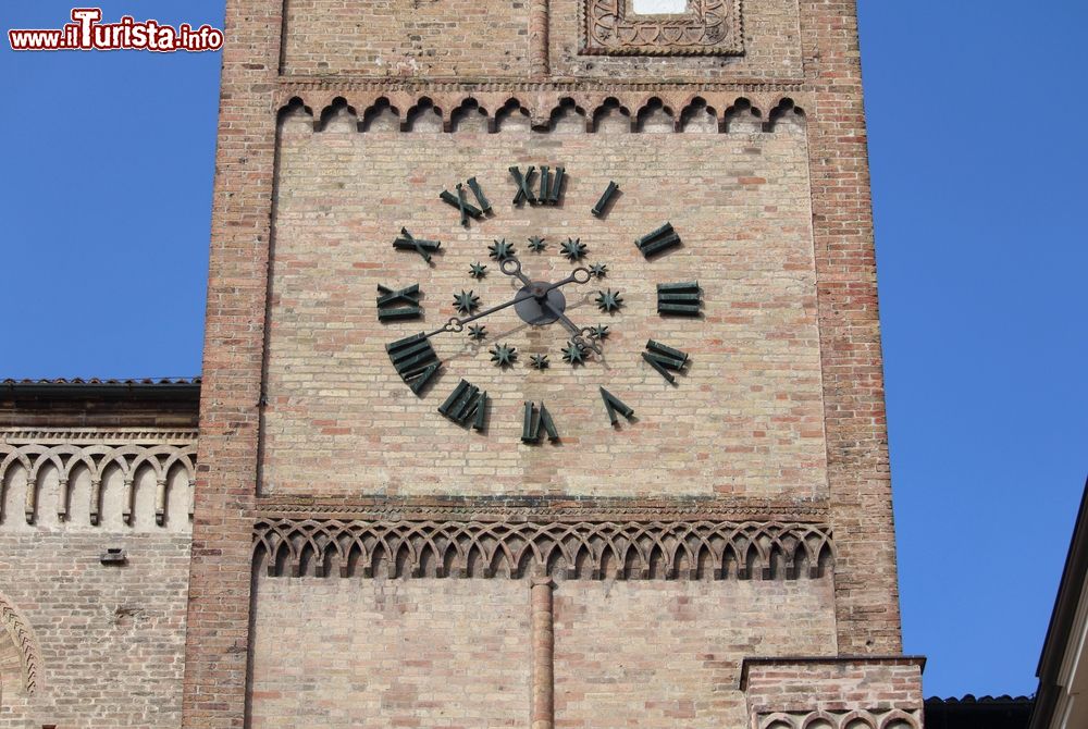 Immagine Particolare della Torre dell'orologio di Crema in Lombardia