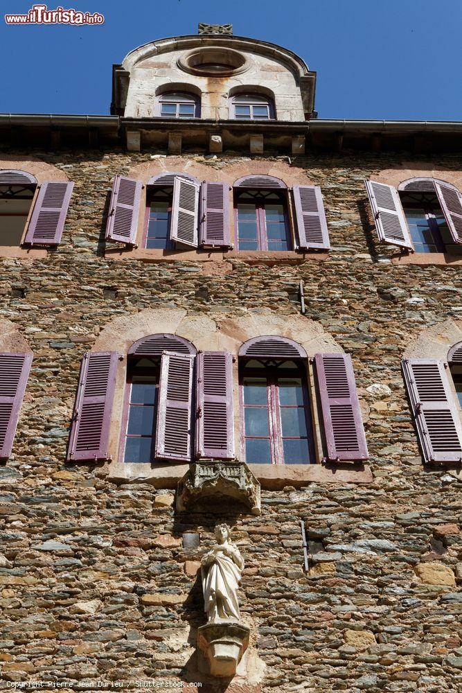 Immagine Particolare dell'abbazia di Sainte-Foy a Conques, Francia. Questo luogo di culto è una popolare fermata per i pellegrini lungo il percorso verso Santiago di Compostela. L'attrazione principale sono le reliquie della santa d'Agen arrivate qui nell'866 - © Pierre Jean Durieu / Shutterstock.com