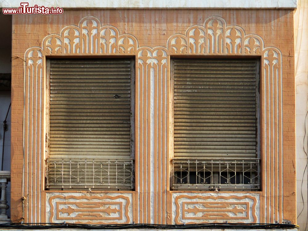 Immagine Particolare delle decorazioni di finestre in una casa del centro storico di Melilla, Spagna.