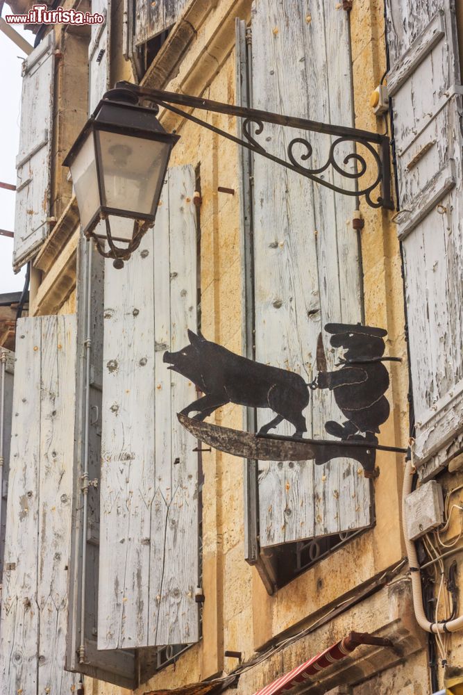 Immagine Particolare dell'insegna di una vecchia macelleria nella cittadina di Auch, Francia.