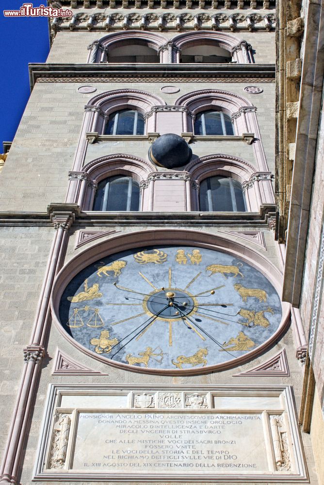 Immagine Particolare dello zodiaco nella torre campanaria del duomo di Messina, Sicilia. L'attuale campanile della cattedrale risale a dopo il terremoto del 1908; è alto circa 60 metri ed è a forma di torre con tetto a cuspide.