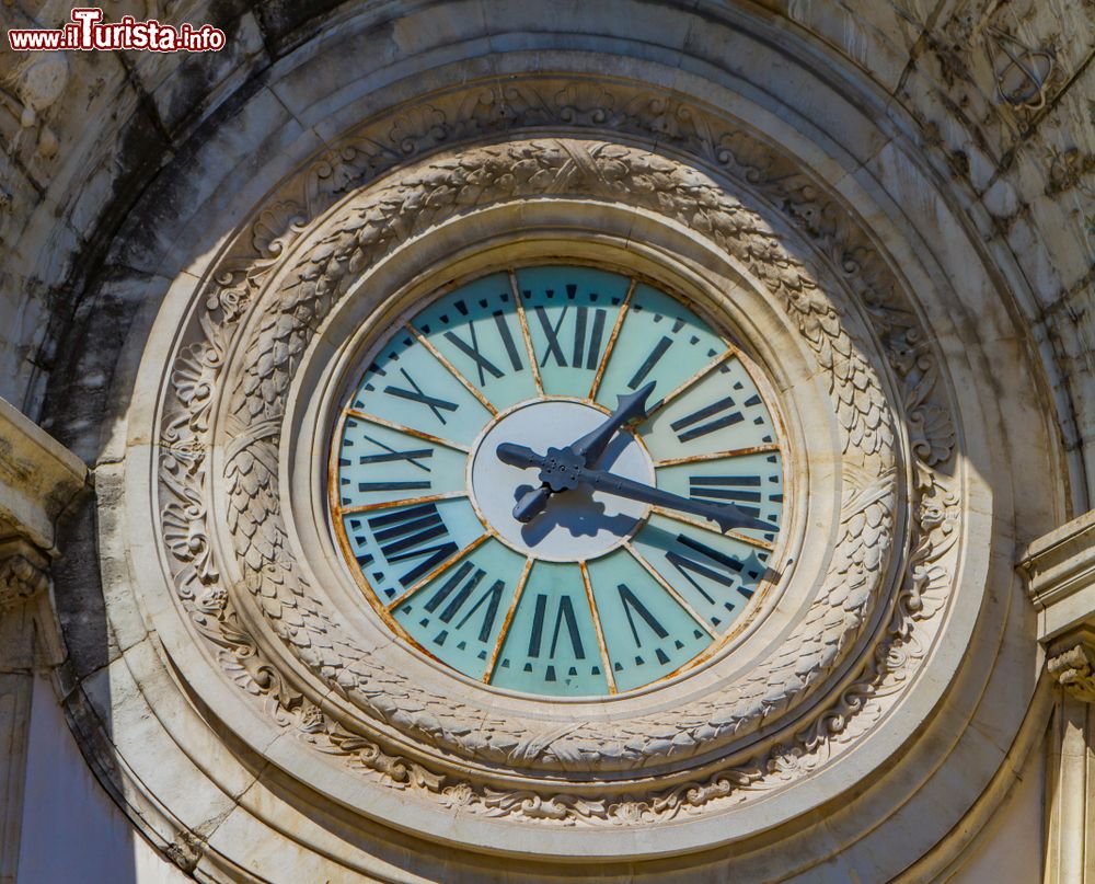 Immagine Particolare dell'orologio del liceo Alphonse Daudet a Nimes, Francia.