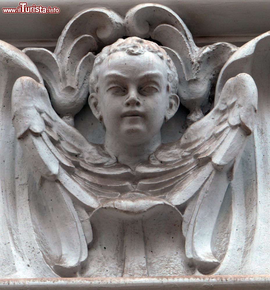 Immagine Particolare di scultura in marmo in un edificio di culto a Taranto, Puglia.