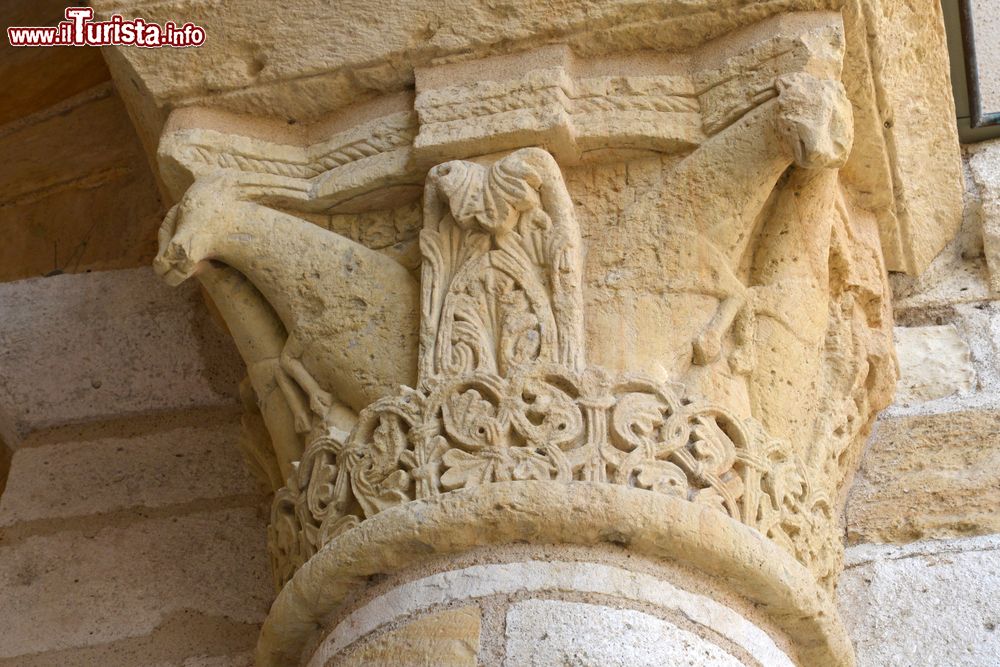 Immagine Particolare di un capitello dell'abbazia di Fleury a Saint-Benoit-sur-Loire (Francia).