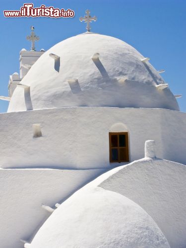 Immagine Particolare di una chiesa greca sul'isola di Ios. Come le tradizionali abitazioni, anche gli edifici religiosi sono in calce bianca  - © Alex Yeung / Shutterstock.com