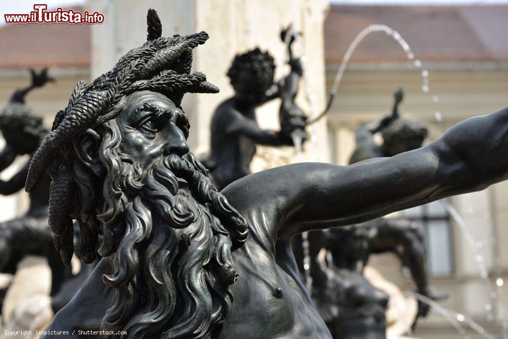 Immagine Particolare di una figura in bronzo dell'Augustusbrunnen di Augusta, Germania - © leopictures / Shutterstock.com