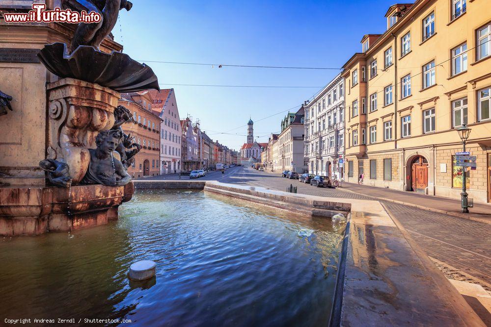 Immagine Particolare di una fontana nel centro di Augusta in una giornata estiva (Germania) - © Andreas Zerndl / Shutterstock.com