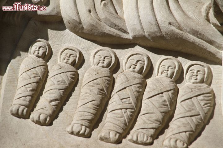 Immagine Particolare di una scultura a Hameln, Germania. Una bella decorazione scultorea impreziosisce la facciata di un edificio religioso di Hameln le cui principali attrazioni sono rappresentate proprio da chiese e costruzioni sacre - © Bildagentur Zoonar GmbH / Shutterstock.com