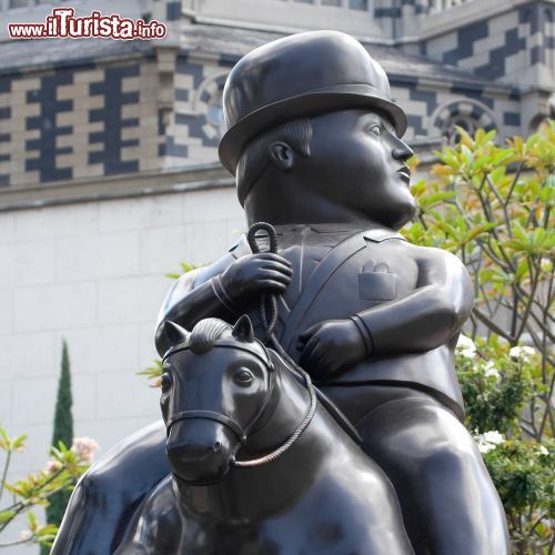 Immagine Particolare di una scultura in Piazza Botero a Medellin, Colombia. Siamo in una delle principali attrazioni turistiche della città che richiama turisti da ogni parte del mondo - © De Jongh Photography / Shutterstock.com