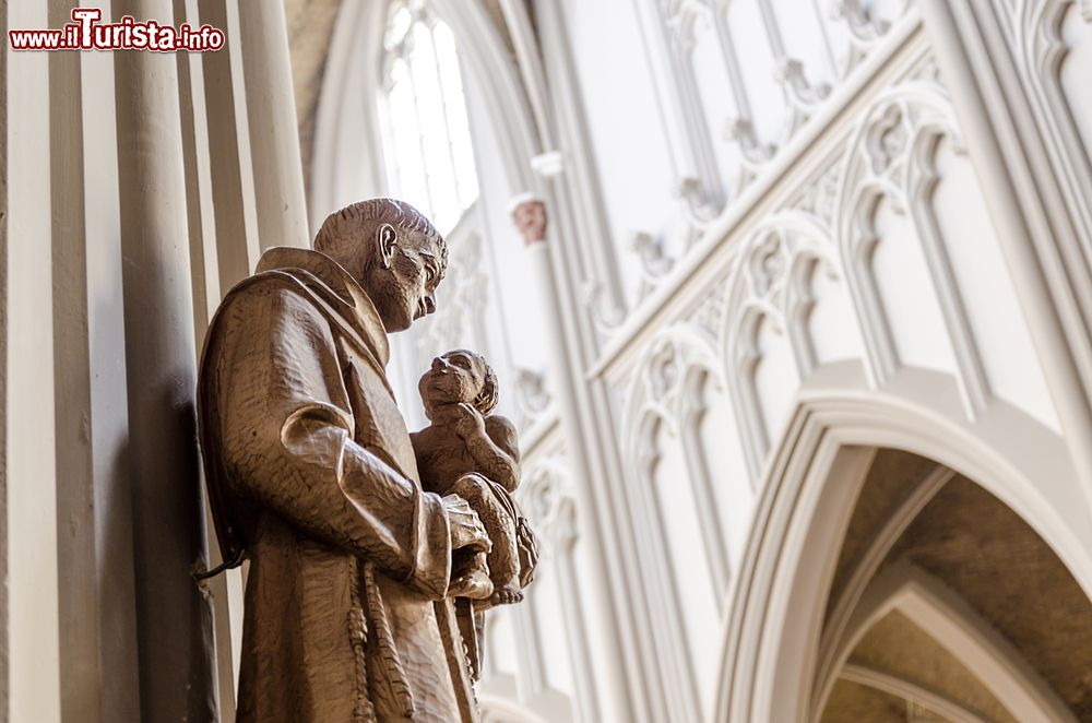 Immagine Particolare di una statua all'interno della chiesa cattolica di Tilburg, Olanda.