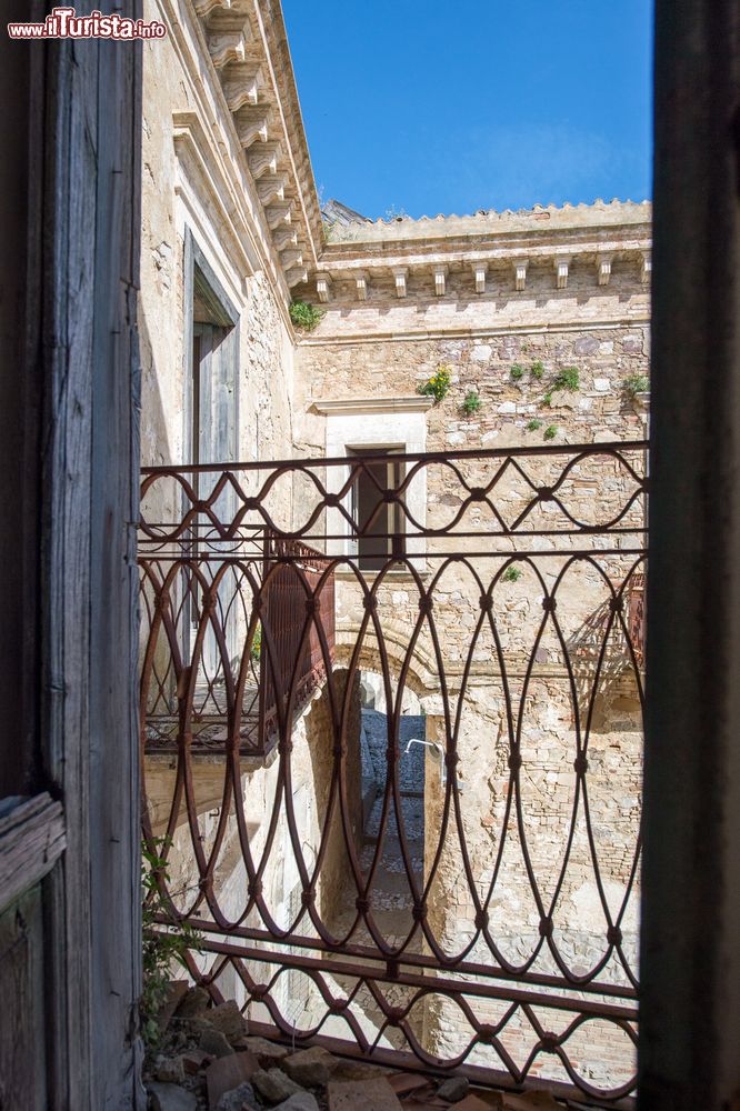 Immagine Particolare interno di un'abitazione a Craco, Matera, Basilicata.