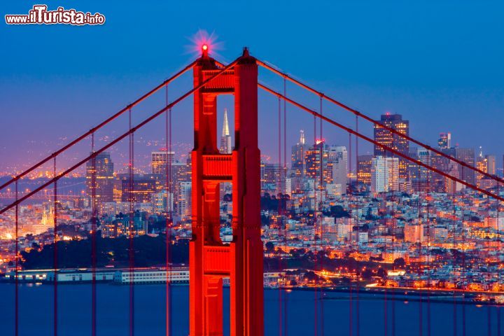 Immagine Particolare del pilone del Golden Gate e la città di San Francisco (California).