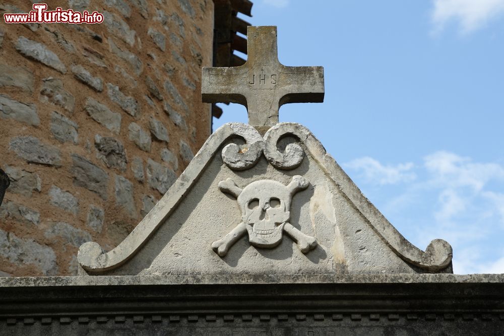 Immagine Particolare scultoreo del cimitero di Rennes-le-Chateau, dipartimento dell'Aude, Francia.