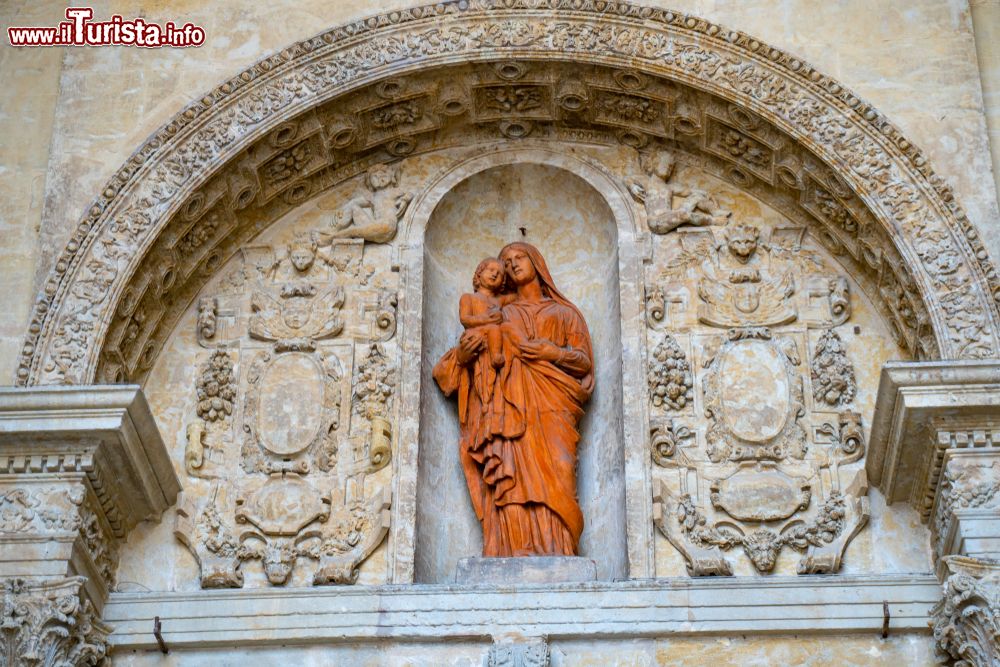 Immagine Particolare scultoreo della cattedrale di Santa Maria a Auch, Francia. La Madonna con Bambino in una nicchia della chiesa.