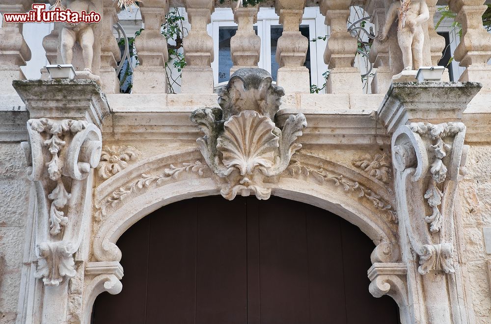 Immagine Particolare scultoreo di Palazzo Antonelli a Rutigliano, Puglia. I capitelli finemente decorati impreziosiscono l'elegante facciata di questo storico edificio cittadino.