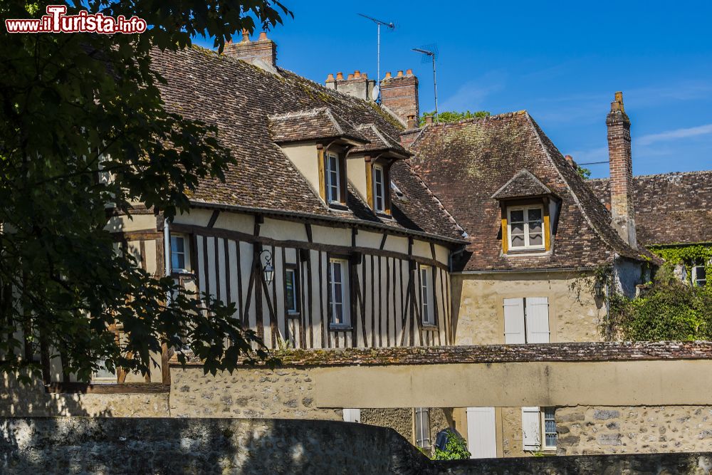 Immagine Particolari architettonici di case a graticcio a Provins, Francia: intelaiatura in legno e abbaini sul tetto.