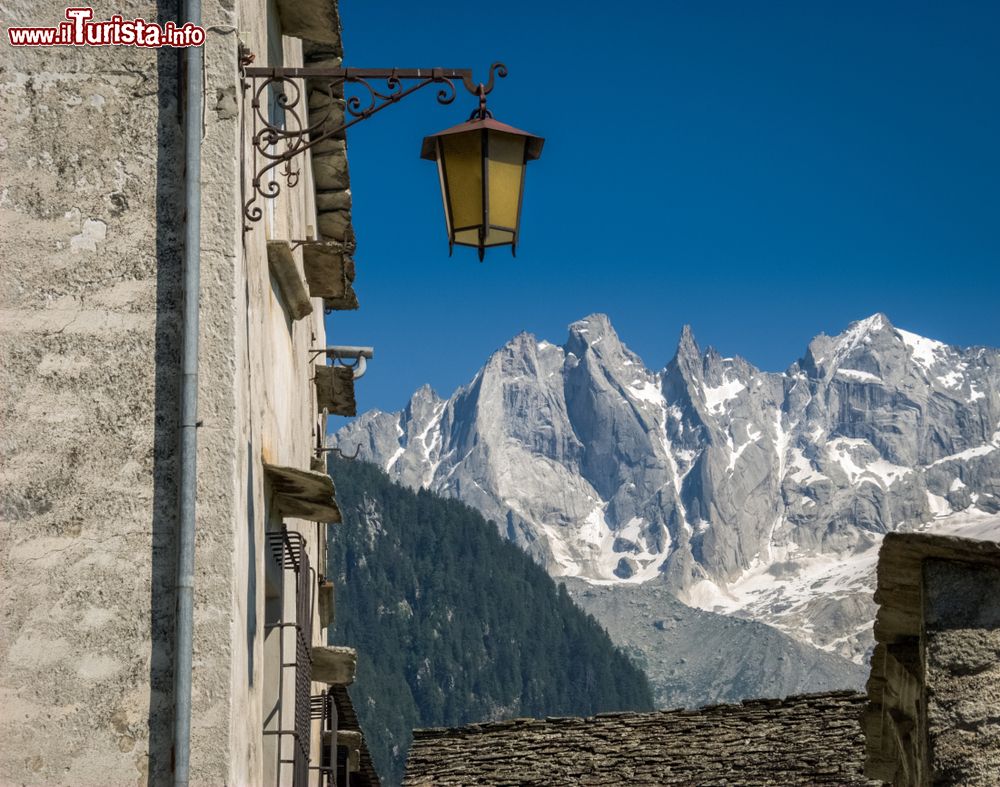 Immagine Particolari dell'arrebo urbano nel villaggio di Soglio, Svizzera: una lanterna in ferro lavorato nel centro del paese.