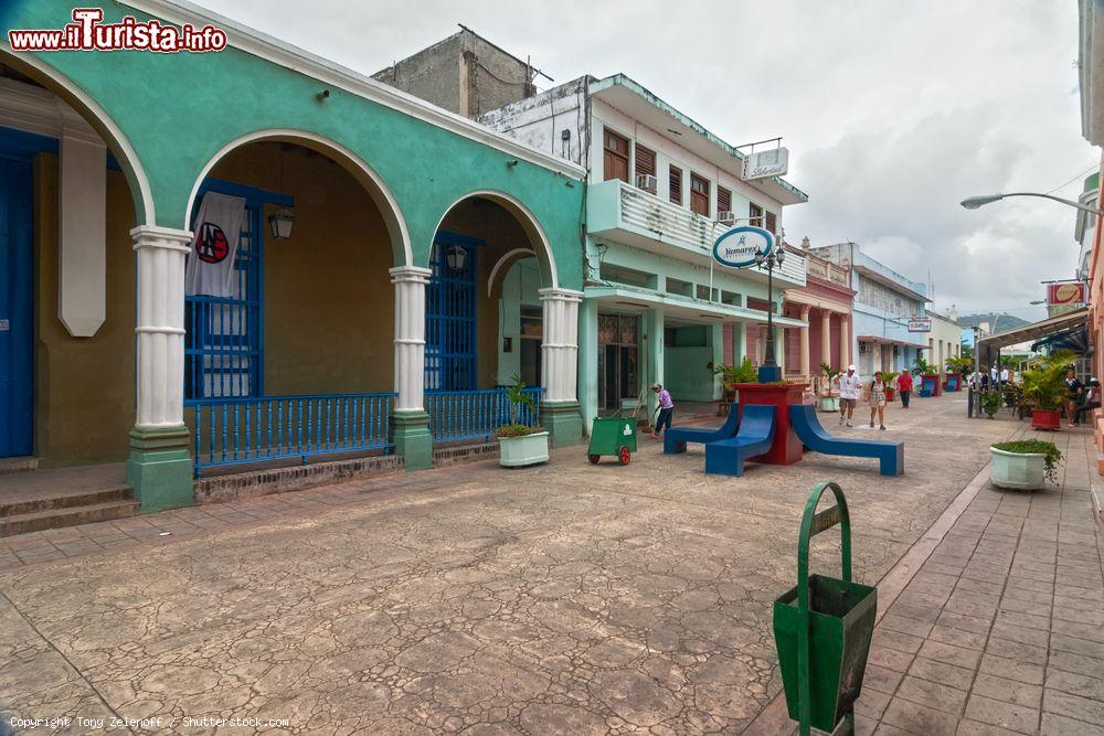 Immagine Paseo di Holguin, Cuba. Situata nel centro cittadino, su questa via si affacciano botteghe e negozi frequentati da residenti e turisti - © Tony Zelenoff / Shutterstock.com