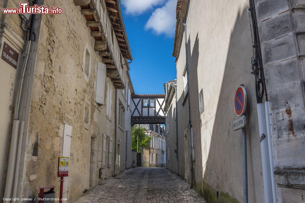 Immagine Passaggio coperto tra due edifici antichi nel centro di Cognac, Francia - © gumbao / Shutterstock.com