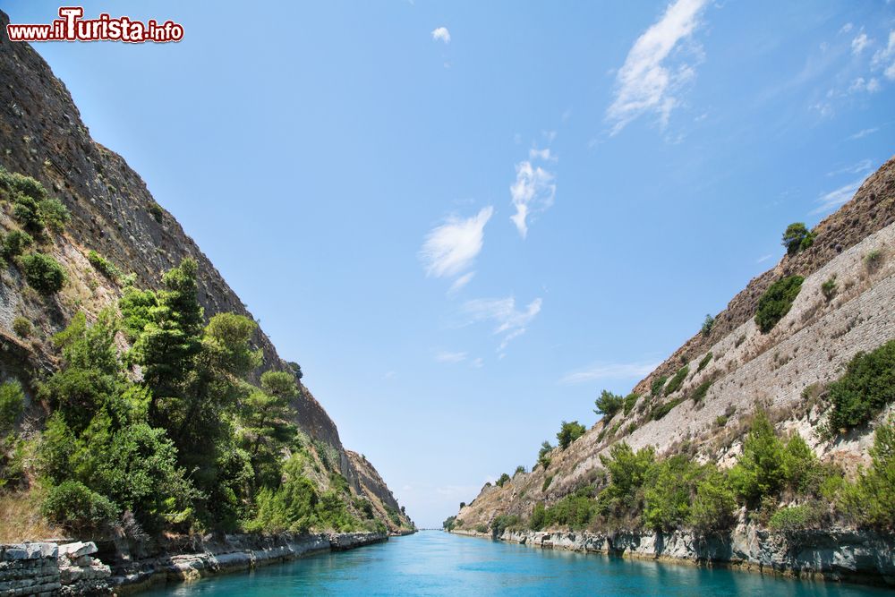 Immagine Passaggio del canale di Corinto su un'imbarcazione, Grecia.