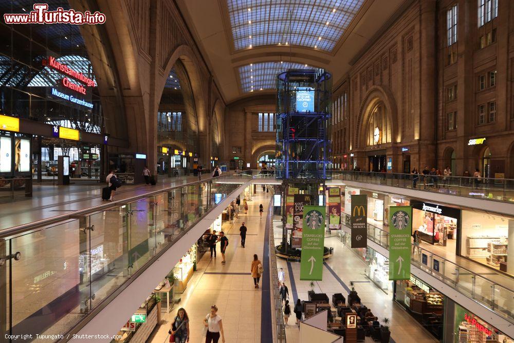 Immagine Passeggeri camminano veloci nella stazione ferroviaria di Lipsia, Germania. Con i suoi quasi 84 mila metri quadrati, è la più grande del mondo per superficie - © Tupungato / Shutterstock.com