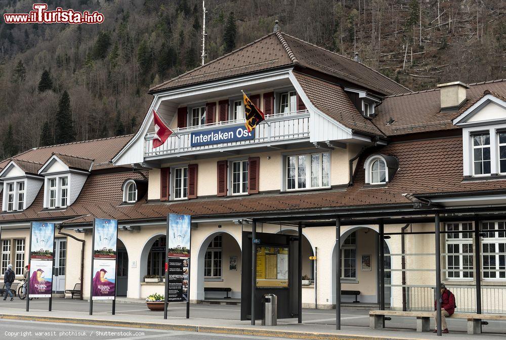 Immagine Passeggeri si recano alla stazione ferroviaria di Interlaken, Svizzera. Questa bella cittadina è una rinomata località di villeggiatura - © warasit phothisuk / Shutterstock.com