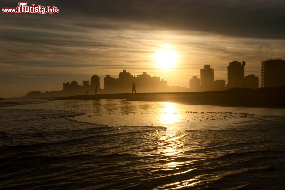 Immagine Passeggiata al tramonto sulla spiaggia di Punta del Este, Uruguay.