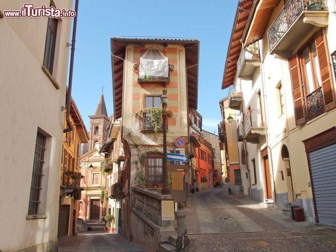 Immagine Una passeggiata nel centro storico di Rivoli (Piemonte) consente di ammirare le sue tipiche stradine costellate di monumenti religiosi - © Claudio Divizia / Shutterstock.com