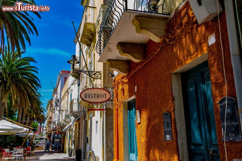 Immagine Passeggiata con bar, negozi di souvenir e edifici colorati nel borgo di Carloforte, isola di San Pietro, in primavera (Sardegna) - © Stefy Morelli / Shutterstock.com