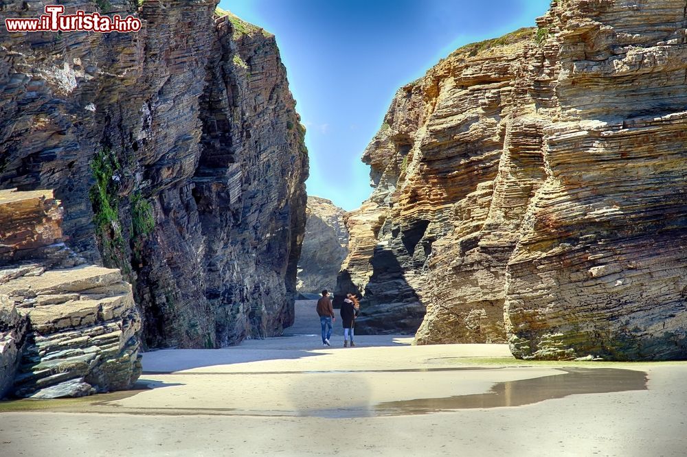Immagine Passeggiata con la bassa marea tra le cattedrali di roccia della spiaggia di Ribadeo in Spagna