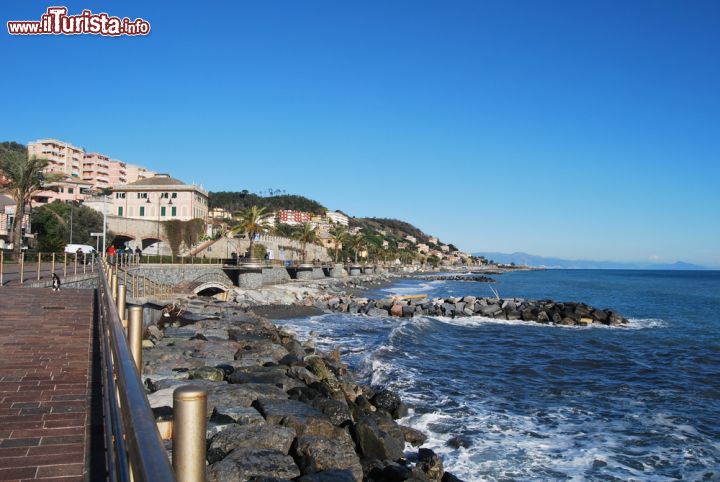 Immagine Passeggiata fra Arenzano e Cogoleto, Liguria. Questo bel lungomare è intotolato al cantautore italiano Fabrizio De André scomparso nel 1999.