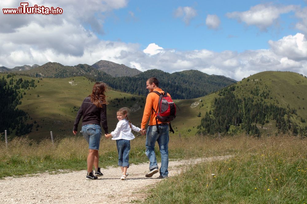 Immagine Passeggiata in famiglia nel Tesino, Trentino Alto Adige. Sono tante le attività e le escursioni che si possono fare in questa zona della provincia di Trento immersa fra boschi, montagne e paesaggi naturali quasi fiabeschi. Foto Angela Ventin - © archivio APT Valsugana