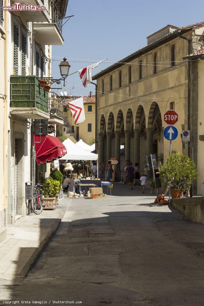 Immagine Passeggiata in una via del centro di Lastra a Signa, antica città alle porte di Firenze - © Greta Gabaglio / Shutterstock.com