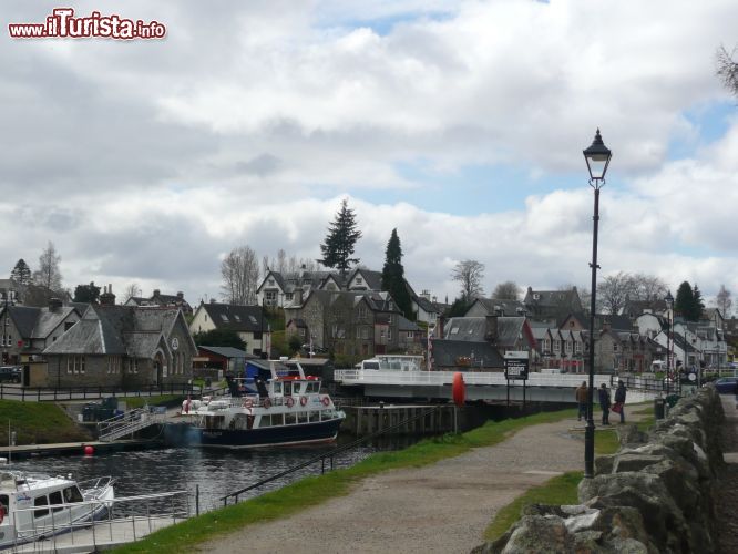 Immagine Passeggiata verso Fort Augustus, in Scozia - il paesino di Fort Augustus, o Kiliwhimin in gaelico, si trova sulla sponda meridionale del Loch Ness e ha un'economia basata prevalentemente sul turismo. Le Highlands sono infatti uno dei luoghi più belli e più visitati dell'intera Gran Bretagna e, per chi si avventura da queste parti, un passaggio a Fort Augustus per ammirare il lago, è veramente d'obbligo. 