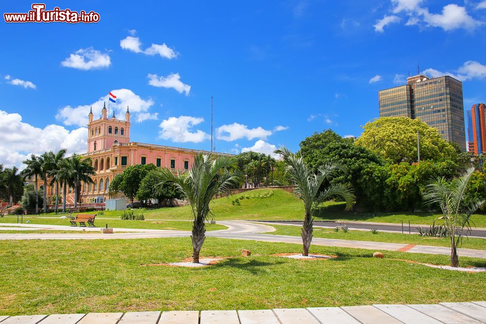 Immagine Passeggiata lungo il fiume Paraguay nella città di Asuncion: la capitale di questo stato del Sud America sorge sulle colline presso la sponda est del rio.