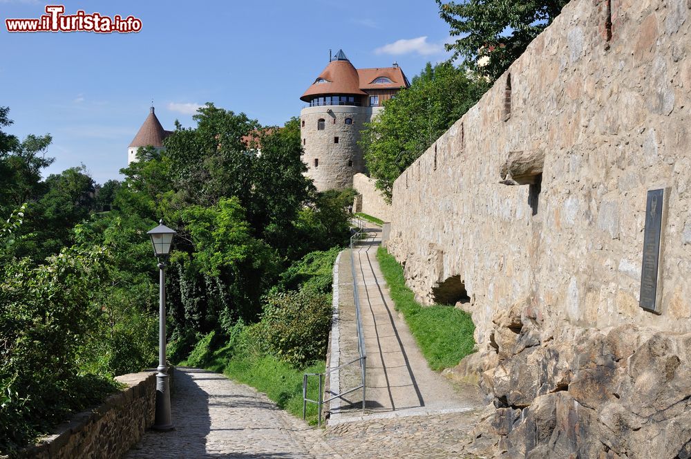 Immagine Una passeggiata lungo le mura cittadine di Bautzen, Germania. Quasi interamente conservate, le mura fortificate offrono un suggestivo panorama su questa città medievale.