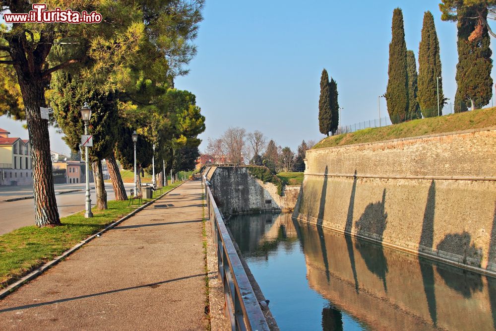 Immagine Passeggiata lungo un canale di Peschiera del Garda, Veneto.