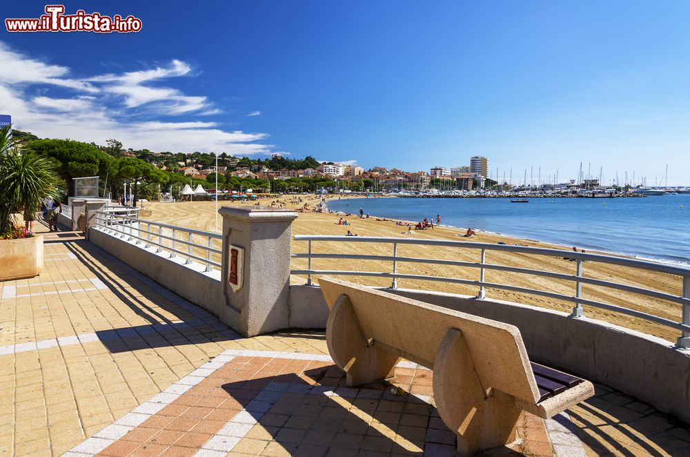 Immagine Passeggiata lungomare con vista sul Mediterraneo a Sainte-Maxime, dipartimento del Var, Francia.