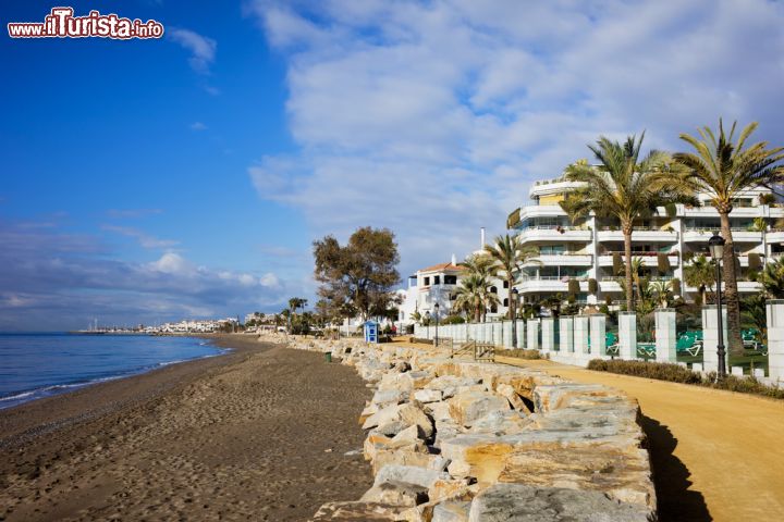 Immagine Passeggiata lungomare a Marbella, Spagna. Una bella veduta d'insieme di spiaggia e resort affacciati sul Mar Mediterraneo - © Artur Bogacki / Shutterstock.com
