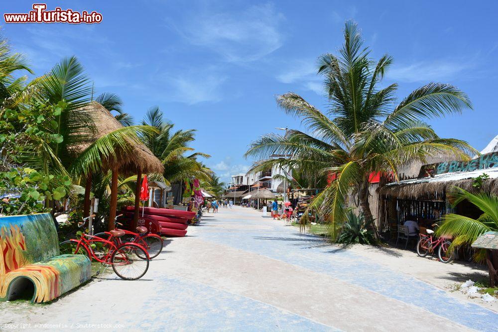 Immagine Passeggiata lungomare nella città di Mahahual, Messico - © mundosemfim / Shutterstock.com