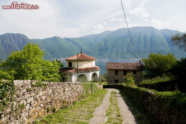 Immagine Passeggiata nel borgo di Lenno in , una delle perle della Lombardia, sul lago di Como - © ale de sun / Shutterstock.com