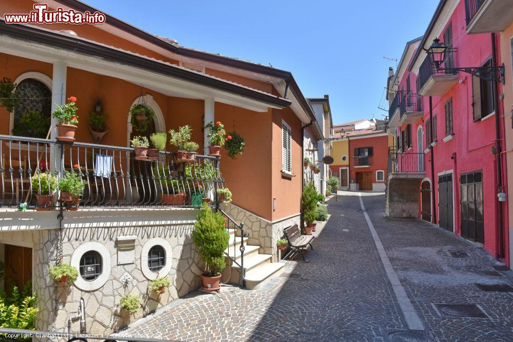 Immagine Passeggiata nel centro di Nusco in Irpinia, regiona montuosa della Campania - © Giambattista Lazazzera / Shutterstock.com