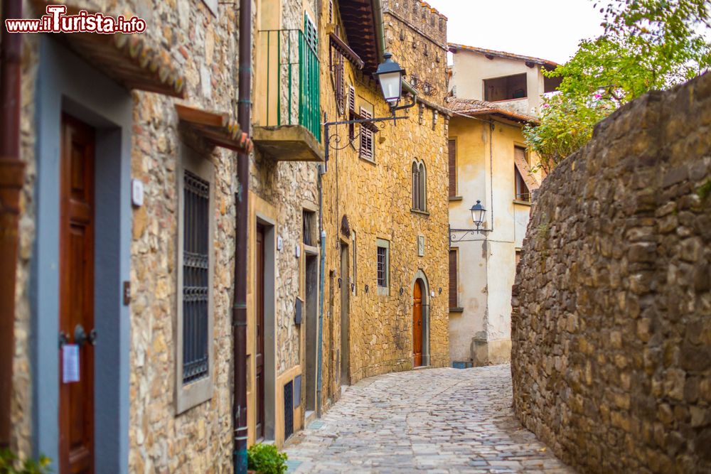 Immagine Passeggiata nel centro storico del borgo di Montefioralle in Toscana, provincia di Firenze