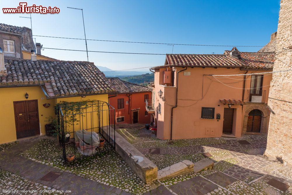 Immagine Passeggiata nel centro storico di Poggio Mirteto in provincia di Rieti, Lazio - © ValerioMei / Shutterstock.com