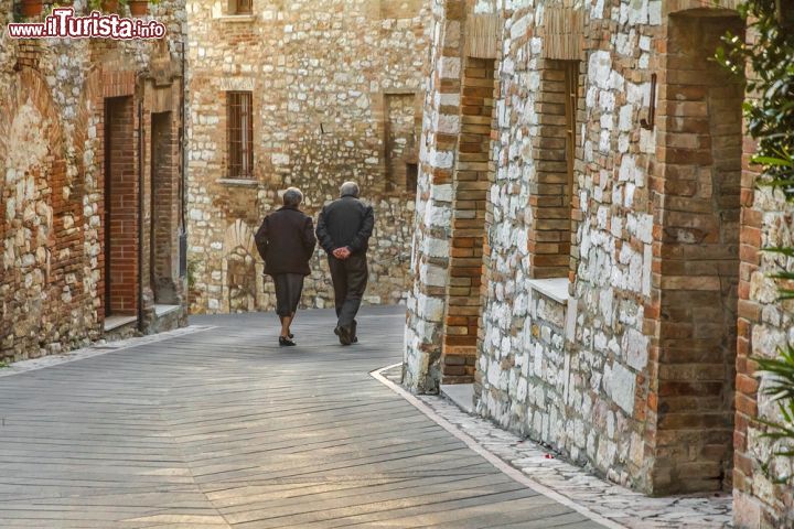 Immagine Passeggiata nelle strade del borgo di Corciano in Umbria - © Orietta Gaspari / Shutterstock.com