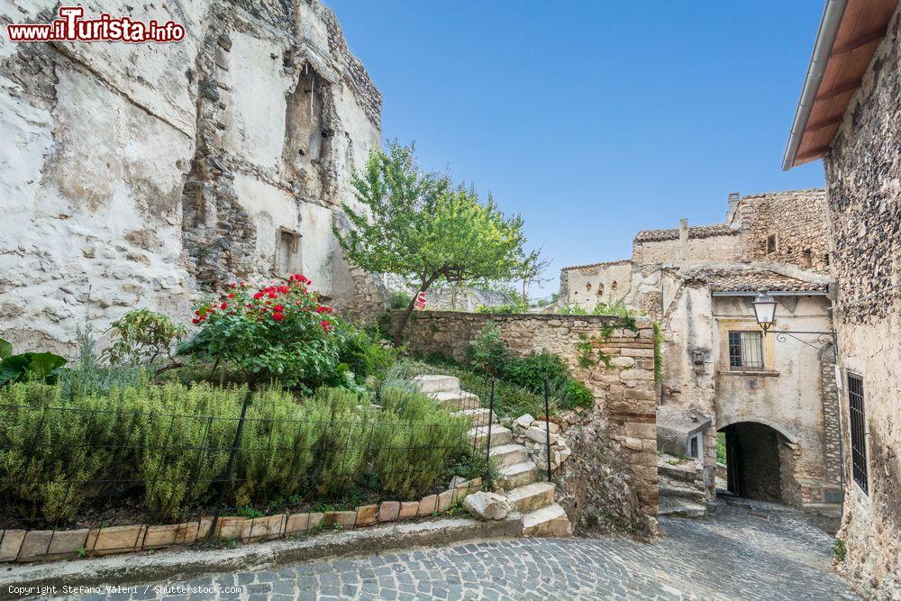 Immagine Passeggiata nelle stradine del borgo di Capestrano in Piemonte - © Stefano_Valeri / Shutterstock.com