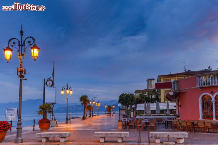 Immagine passeggiata notturna a Lazise Lago di Garda - © Lukasz Szwaj / Shutterstock.com