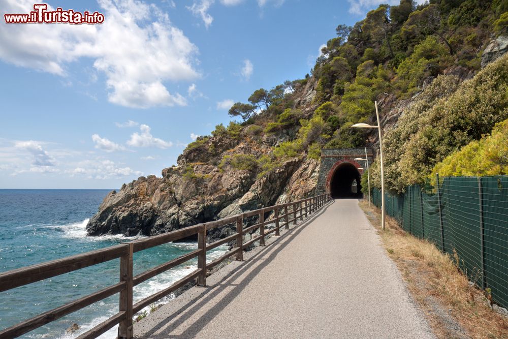 Immagine Passeggiata pedonale e ciclabile da Cogoleto a Varazze, Liguria. Realizzato su un ex binario della ferrovia, il lungomare offre uno splendido panorama sul mare.