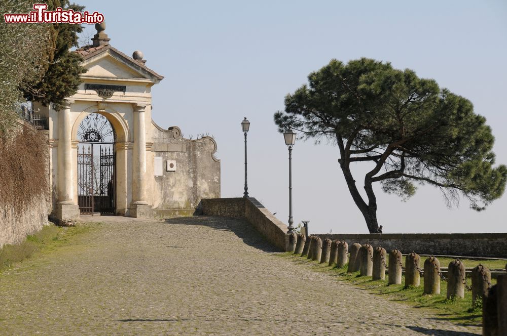 Immagine Passeggiata rinascimentale a Monselice, Veneto, Italia. Per rilassarsi è sufficiente andare a piedi alla scoperta di questa elegante terra dalle antiche atmosfere.