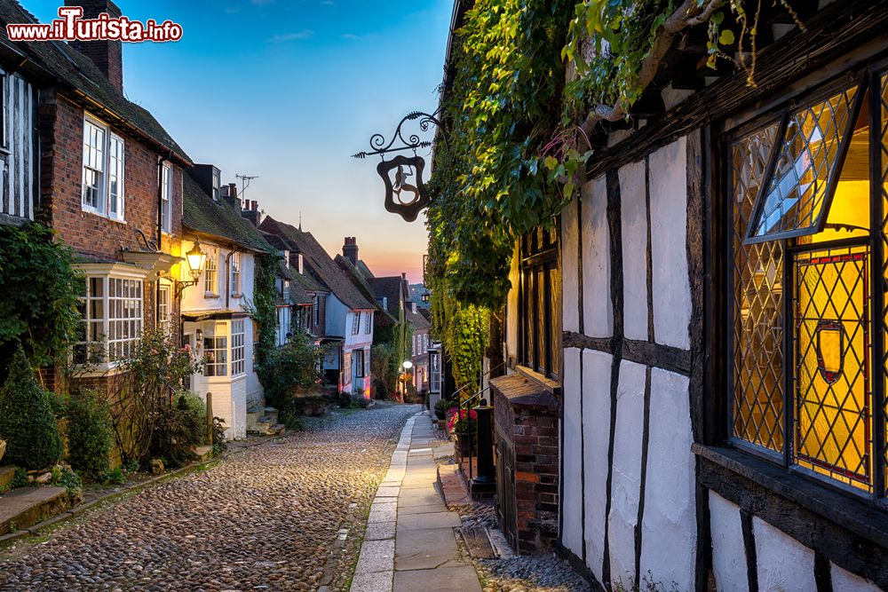 Immagine Passeggiata serale sulla Mermaid Street di Rye in Inghilterra